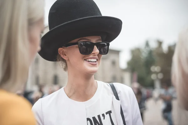 Эксцентричные и модные люди во время Миланской недели моды 2014 — стоковое фото