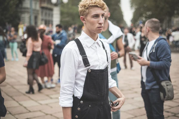 Pessoas excêntricas e na moda durante a semana de moda de Milão 2014 — Fotografia de Stock