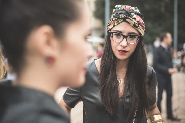 Эксцентричные и модные люди во время Миланской недели моды 2014 — стоковое фото