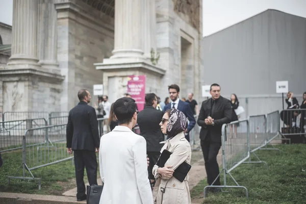 Persone eccentriche e alla moda durante la settimana della moda di Milano 2014 — Foto Stock