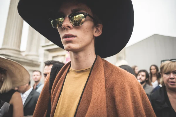 Eccentric and fashionable people during Milan fashion week 2014 — Stock Photo, Image