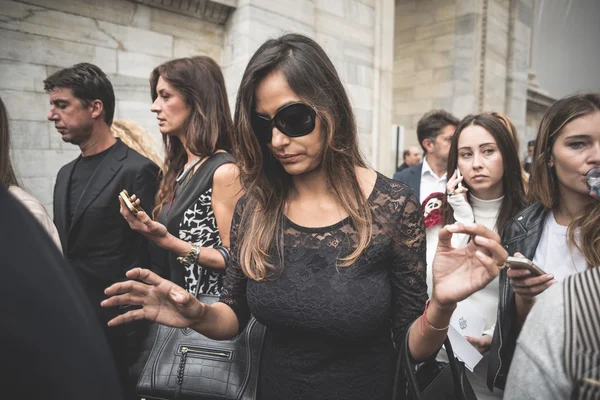 Personas excéntricas y de moda durante la semana de la moda de Milán 2014 — Foto de Stock