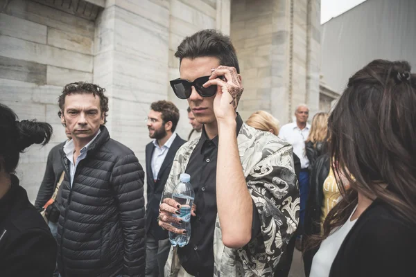 Persone eccentriche e alla moda durante la settimana della moda di Milano 2014 — Foto Stock