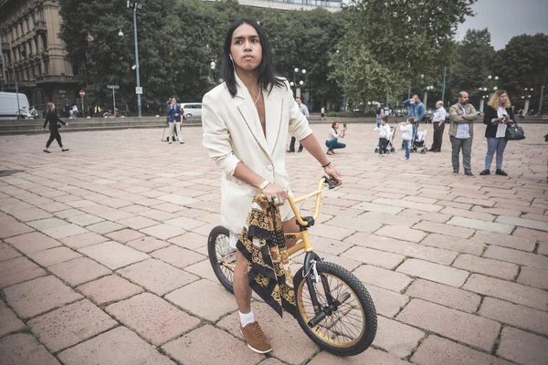 Persone eccentriche e alla moda durante la settimana della moda di Milano 2014 — Foto Stock