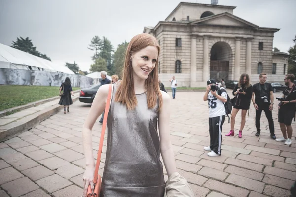 Persone eccentriche e alla moda durante la settimana della moda di Milano 2014 — Foto Stock