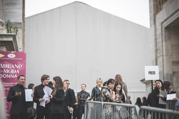 Persone eccentriche e alla moda durante la settimana della moda di Milano 2014 — Foto Stock