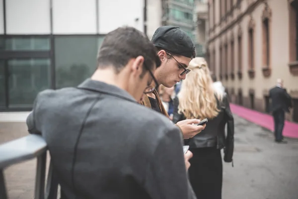 Excentrisk och moderiktiga människor under Milano fashion week 2014 — Stockfoto