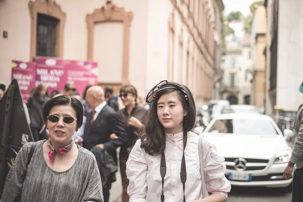 Persone eccentriche e alla moda durante la settimana della moda di Milano 2014 — Foto Stock