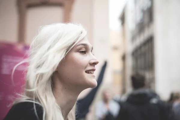 Personnes excentriques et à la mode pendant la fashion week de Milan 2014 — Photo