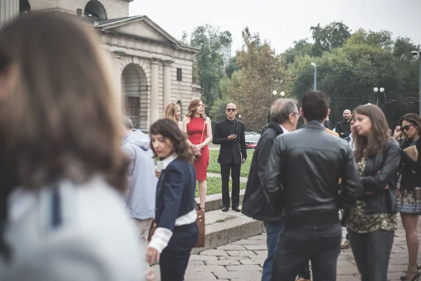 Excentrieke en modieuze mensen tijdens de Milaan fashionweek 2014 — Stockfoto