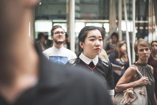 Personas excéntricas y de moda durante la semana de la moda de Milán 2014 — Foto de Stock