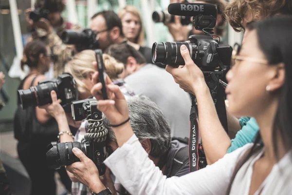 Fotógrafos profissionais durante a semana de moda de Milão 2014 — Fotografia de Stock