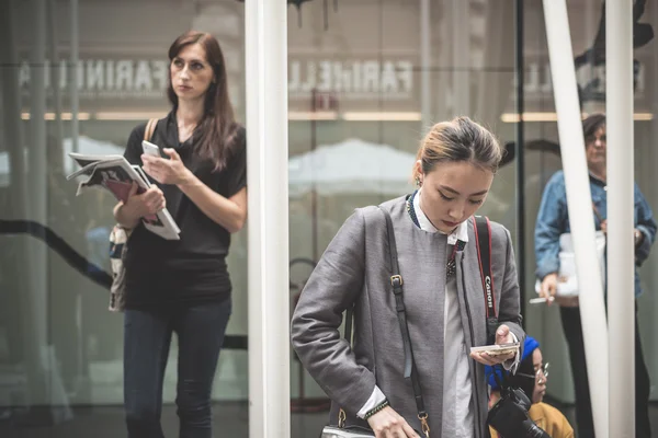 Excentrieke en modieuze mensen tijdens de Milaan fashionweek 2014 — Stockfoto