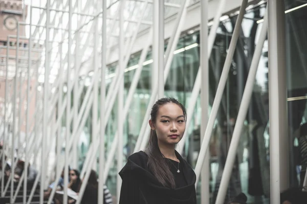 Persone eccentriche e alla moda durante la settimana della moda di Milano 2014 — Foto Stock