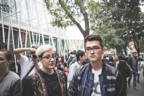 Eksantrik ve şık insanlar Milano Moda haftasında 2014 — Stok fotoğraf