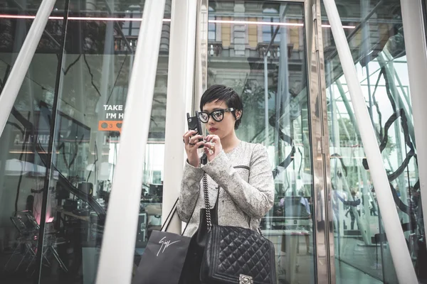 Personas excéntricas y de moda durante la semana de la moda de Milán 2014 — Foto de Stock