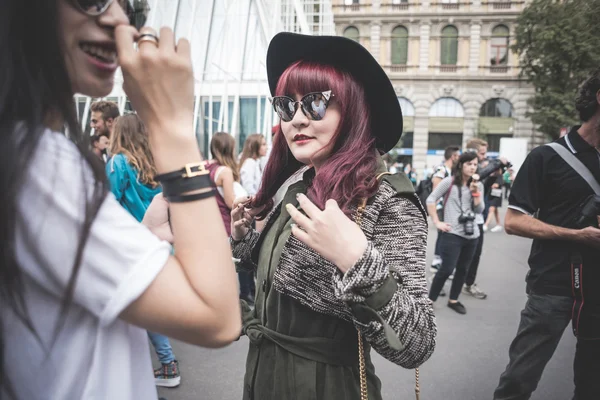 Exzentrische und modische Menschen während der Mailänder Modewoche 2014 — Stockfoto