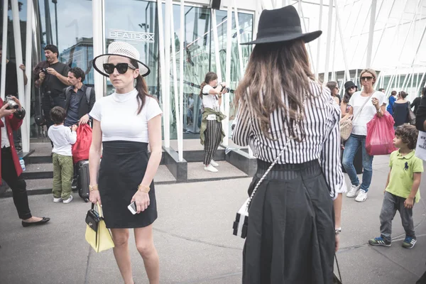 Personas excéntricas y de moda durante la semana de la moda de Milán 2014 —  Fotos de Stock