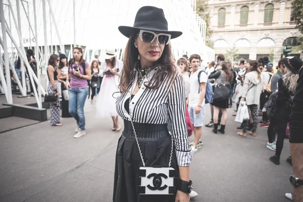 Excentrieke en modieuze mensen tijdens de Milaan fashionweek 2014 — Stockfoto