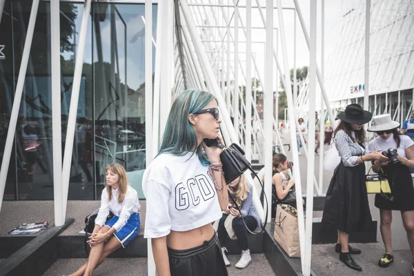 Personas excéntricas y de moda durante la semana de la moda de Milán 2014 — Foto de Stock
