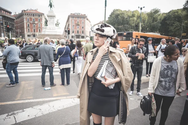 Exzentrische und modische Menschen während der Mailänder Modewoche 2014 — Stockfoto