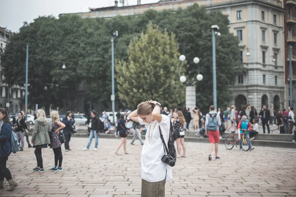 Excentrieke en modieuze mensen tijdens de Milaan fashionweek 2014 — Stockfoto