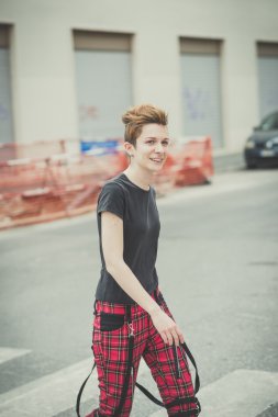 Genç lezbiyen şık saç stili kadın