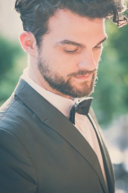 yakışıklı hipster modern zarif bir adam