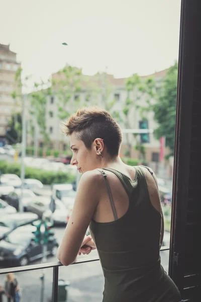 Jeune lesbienne style de cheveux élégant femme — Photo