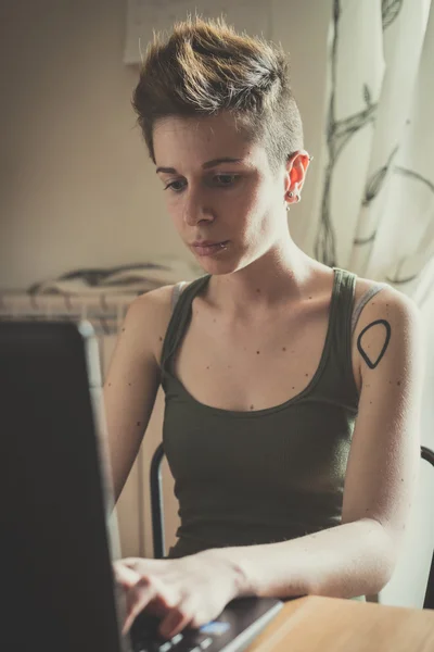 Молода лесбіянка стильний стиль волосся жінка використовує блокнот — стокове фото