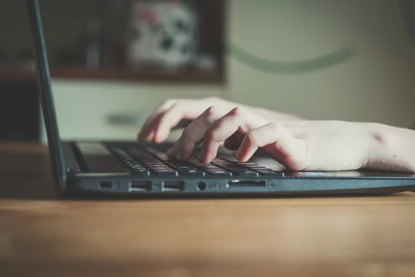 Primo piano delle mani con notebook — Foto Stock