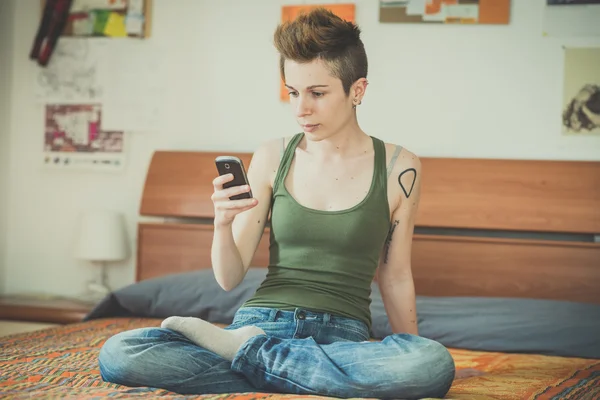 Jovem lésbicas elegante cabelo estilo mulher usando telefone inteligente — Fotografia de Stock