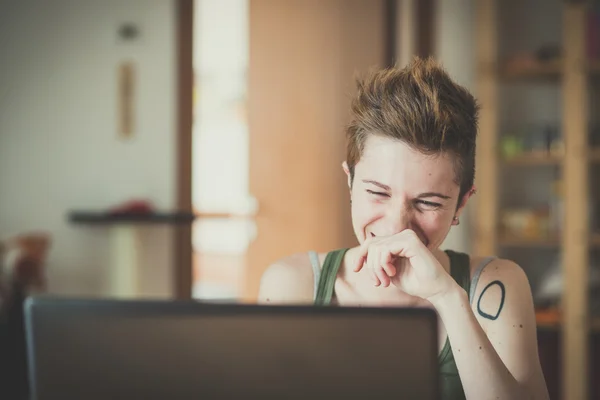 Joven lesbiana estilo de pelo elegante mujer usando notebook —  Fotos de Stock