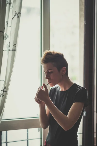 Junge lesbische stilvolle Frisur Frau Rauchen — Stockfoto