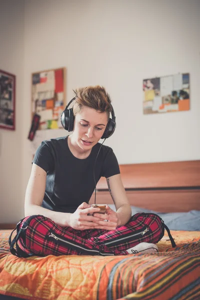 Junge Lesben stilvolle Frisur Frau Musik hören — Stockfoto