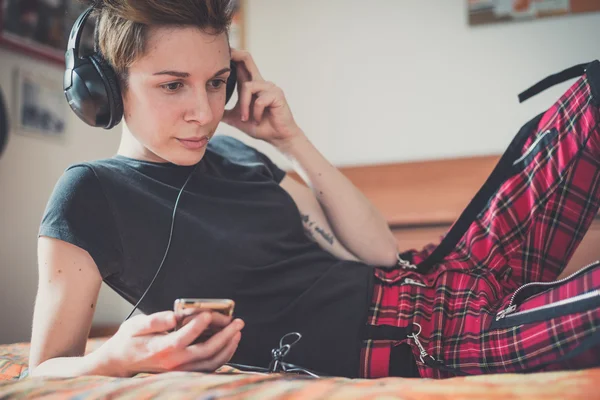 Junge Lesben stilvolle Frisur Frau Musik hören — Stockfoto