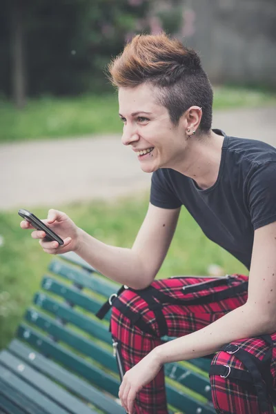 Unga lesbiska snygga hår stil kvinna med smart telefon — Stockfoto