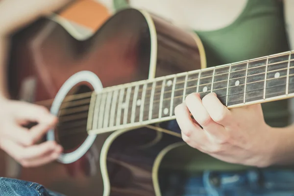 Tett sammen med kvinnelige hender som spiller gitar – stockfoto