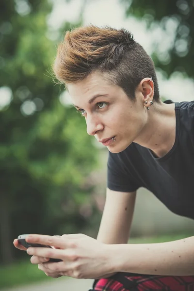 Unga lesbiska snygga hår stil kvinna med smart telefon — Stockfoto