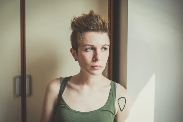 Mladé lesbičky stylový vlasy styl žena — Stock fotografie