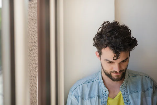 Guapo hipster moderno hombre trabajando en casa usando el ordenador portátil — Foto de Stock