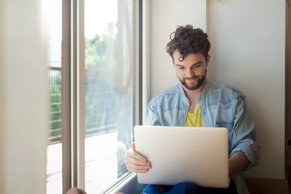 Szép csípő modern ember dolgozik haza használ laptop — Stock Fotó