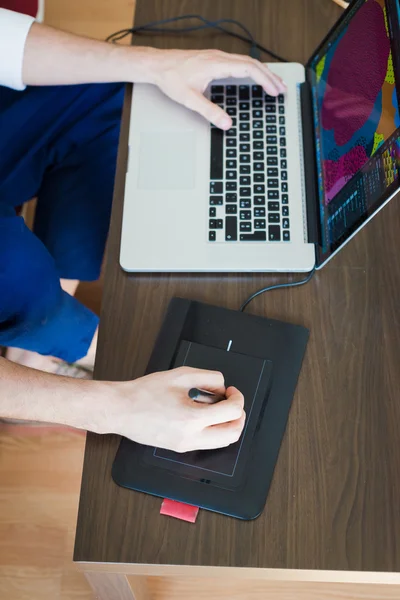 Close up van handen met behulp van apparaten laptop en grafisch tablet — Stockfoto