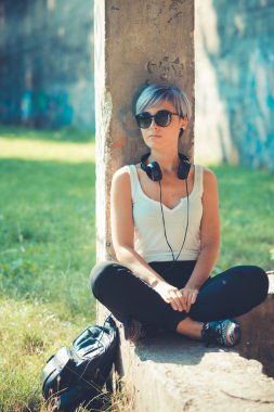 kulaklıklar müzik hipster kadınla