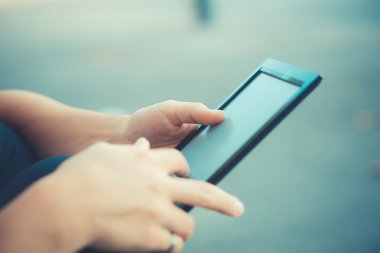 teknolojik tablet aygıtı kullanan kadın eli yakın çekim 