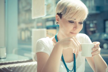 güzel genç sarışın kısa saçlı hippi kadını