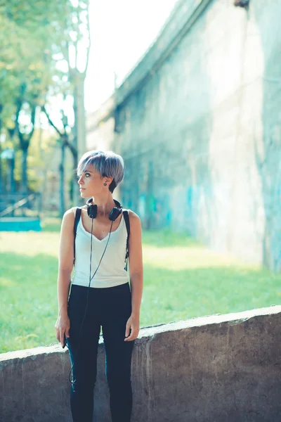 Bederní žena s hudbou sluchátka — Stock fotografie