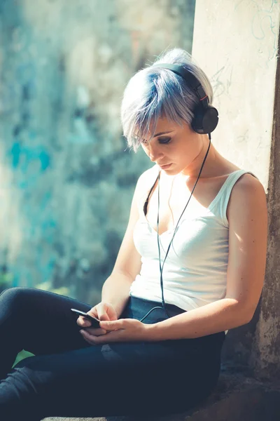 Hipster-Frau mit Kopfhörermusik — Stockfoto