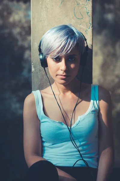 Hipster mulher com fones de ouvido música — Fotografia de Stock