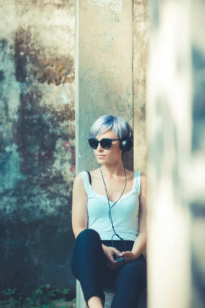 Hipster mulher com fones de ouvido música — Fotografia de Stock